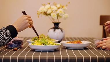 4k温馨日常情侣吃饭家常菜米饭实拍视频的预览图