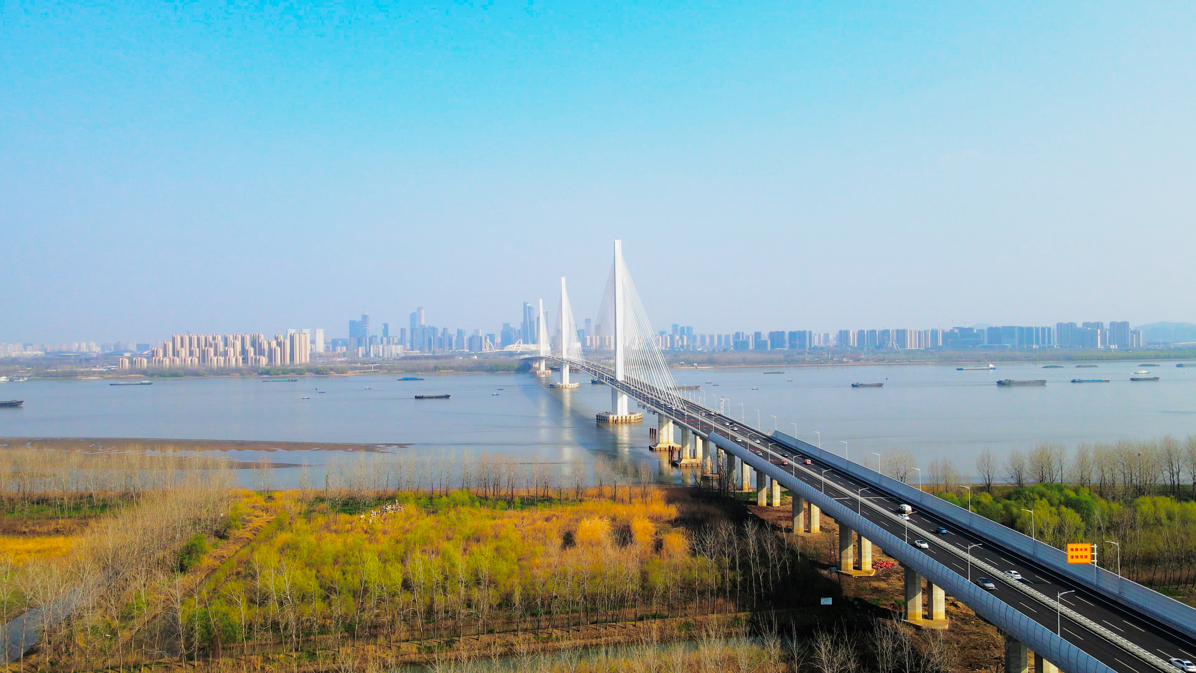 4K航拍南京江心洲长江大桥视频的预览图