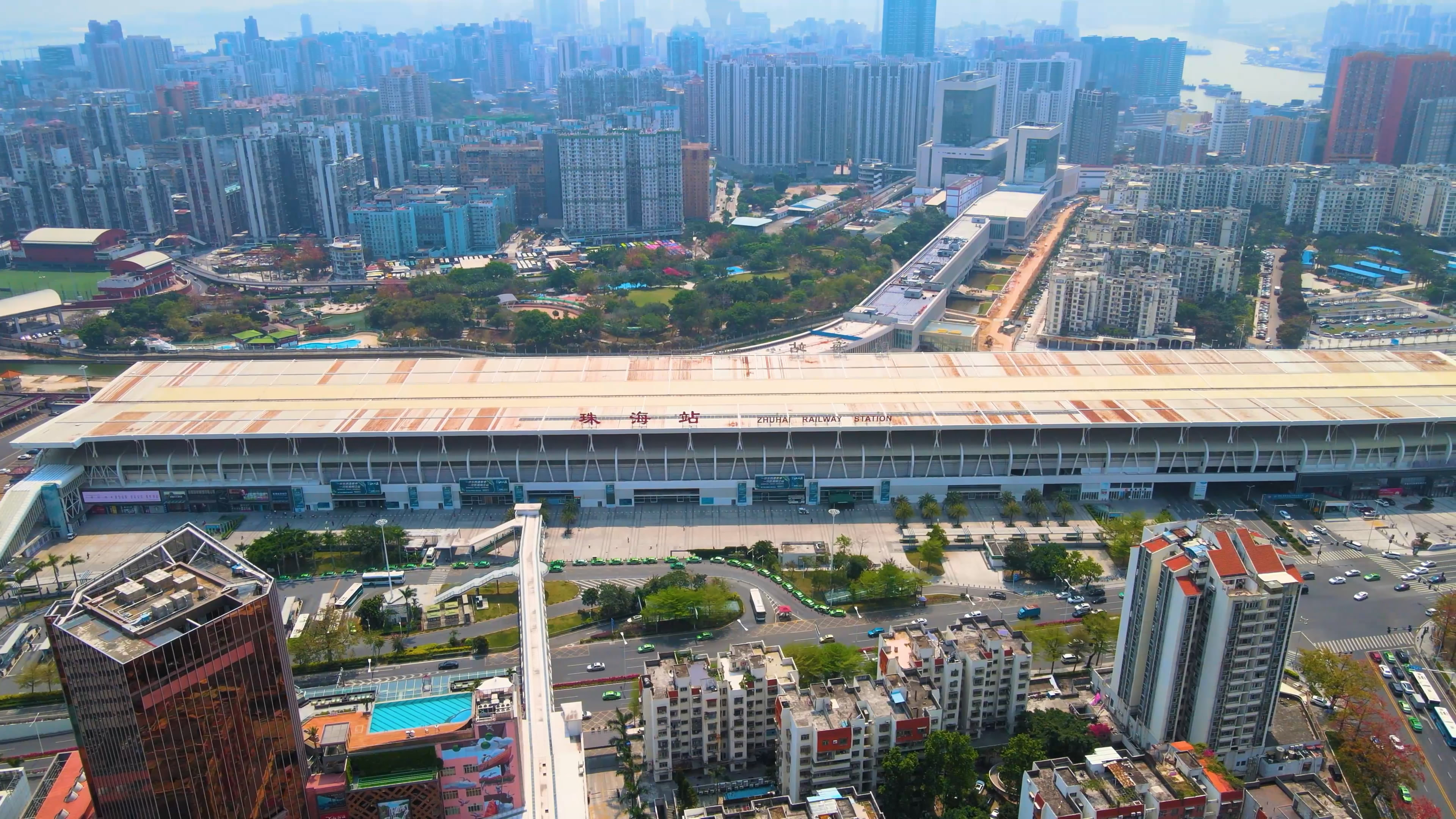 4k珠海动车站火车站交通设施航拍视频的预览图