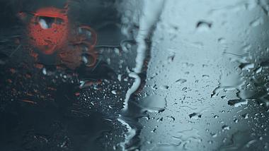 4k伤感氛围下雨天雨水在玻璃上滑落人文意境视频的预览图