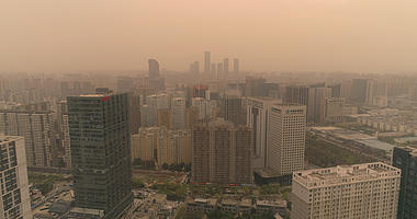 4k沙尘暴雾霾沙尘下的城市房屋建筑航拍视频的预览图