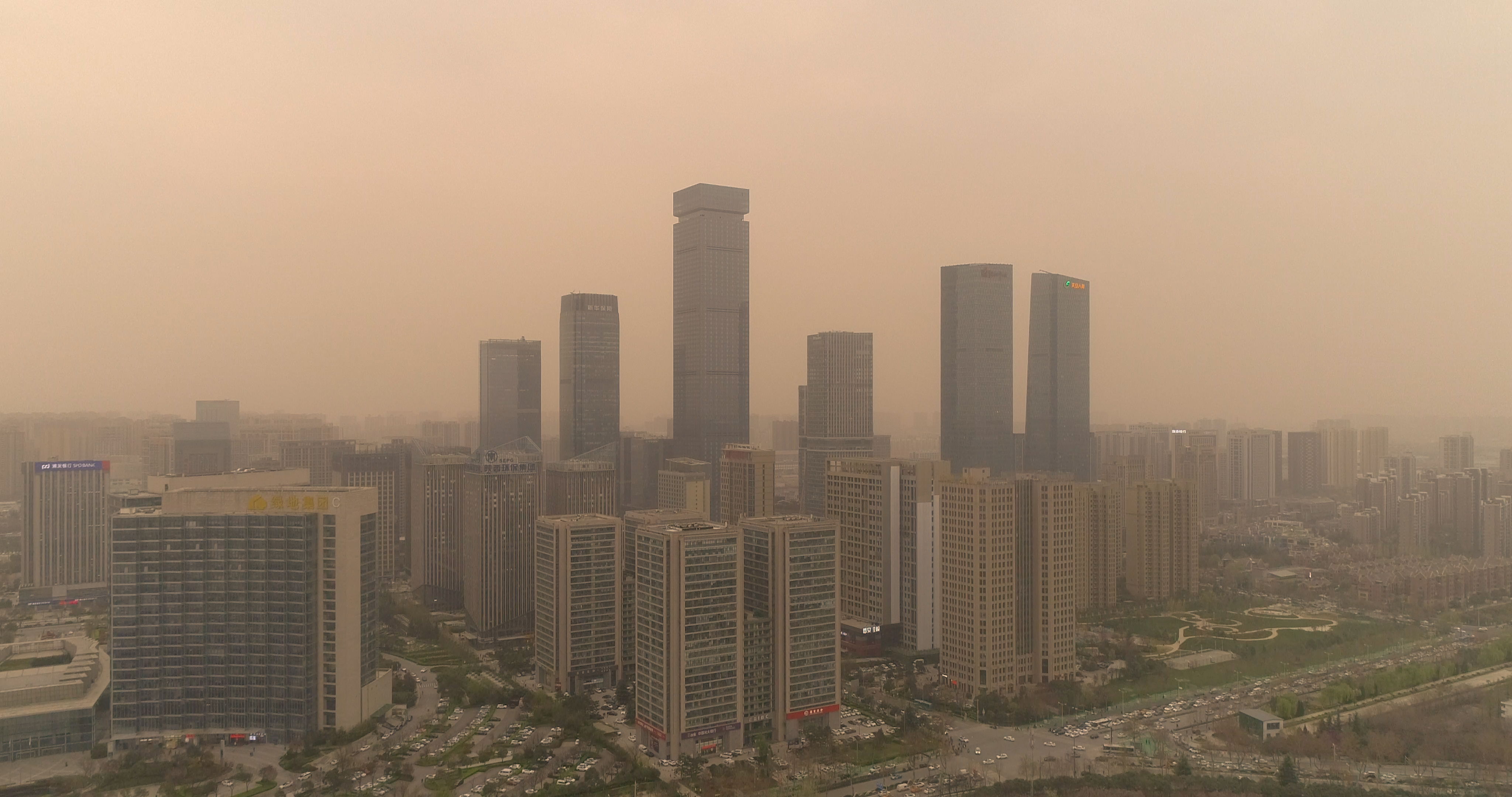 4k沙尘暴雾霾下的城市CBD高楼航拍视频的预览图
