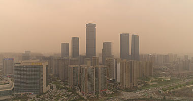4k沙尘暴雾霾下的城市CBD高楼航拍的预览图