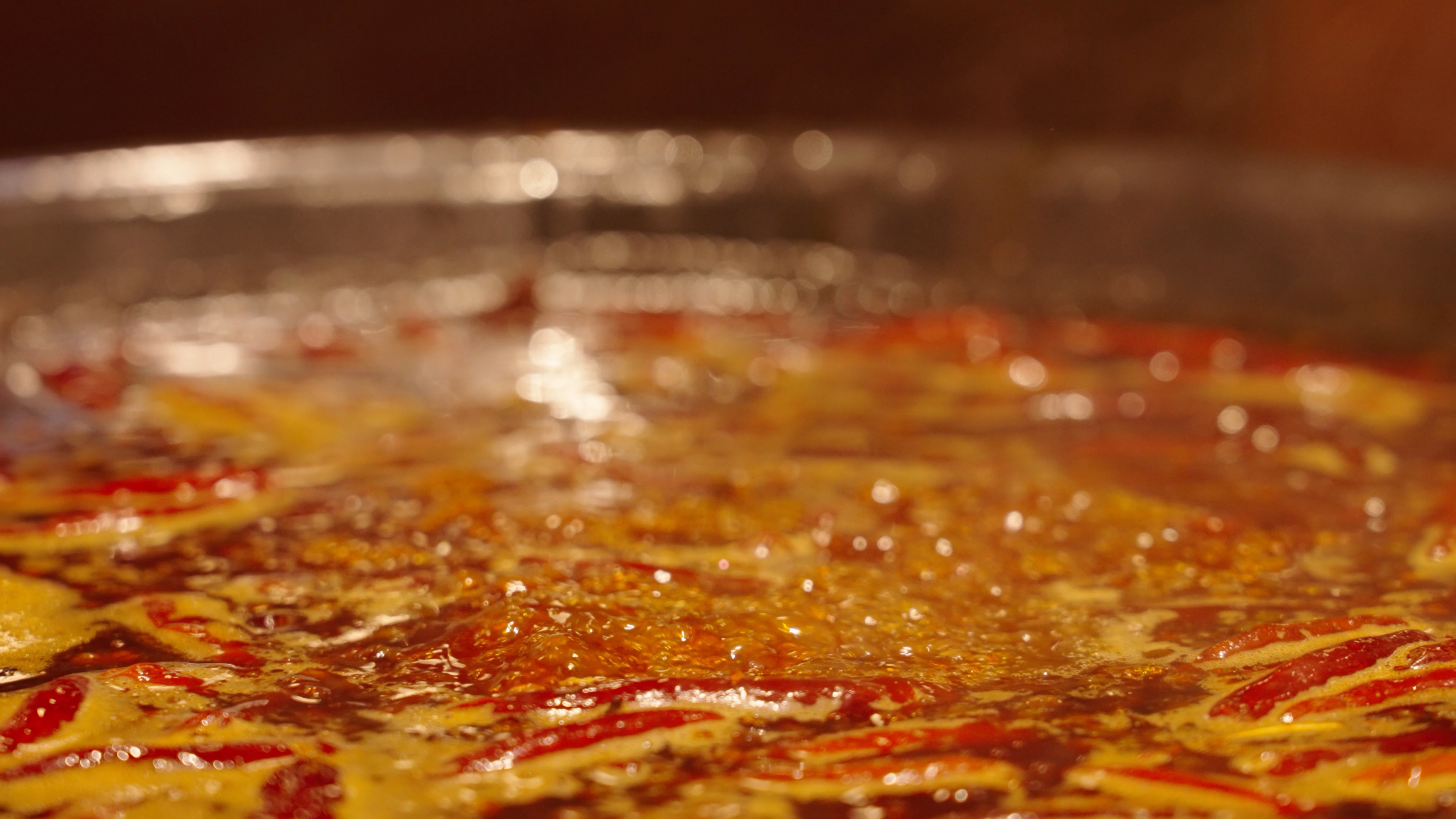 4k沸腾翻滚的火锅红油锅底餐饮美食实拍视频的预览图