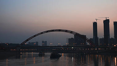 4K武汉城市建筑晴川桥船过江延时实拍视频视频的预览图