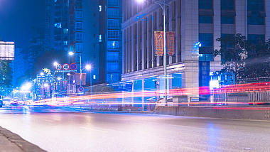 4K实拍城市夜景车流延时摄影视频的预览图