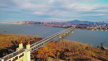 4K航拍南京市长江大桥车流视频视频的预览图