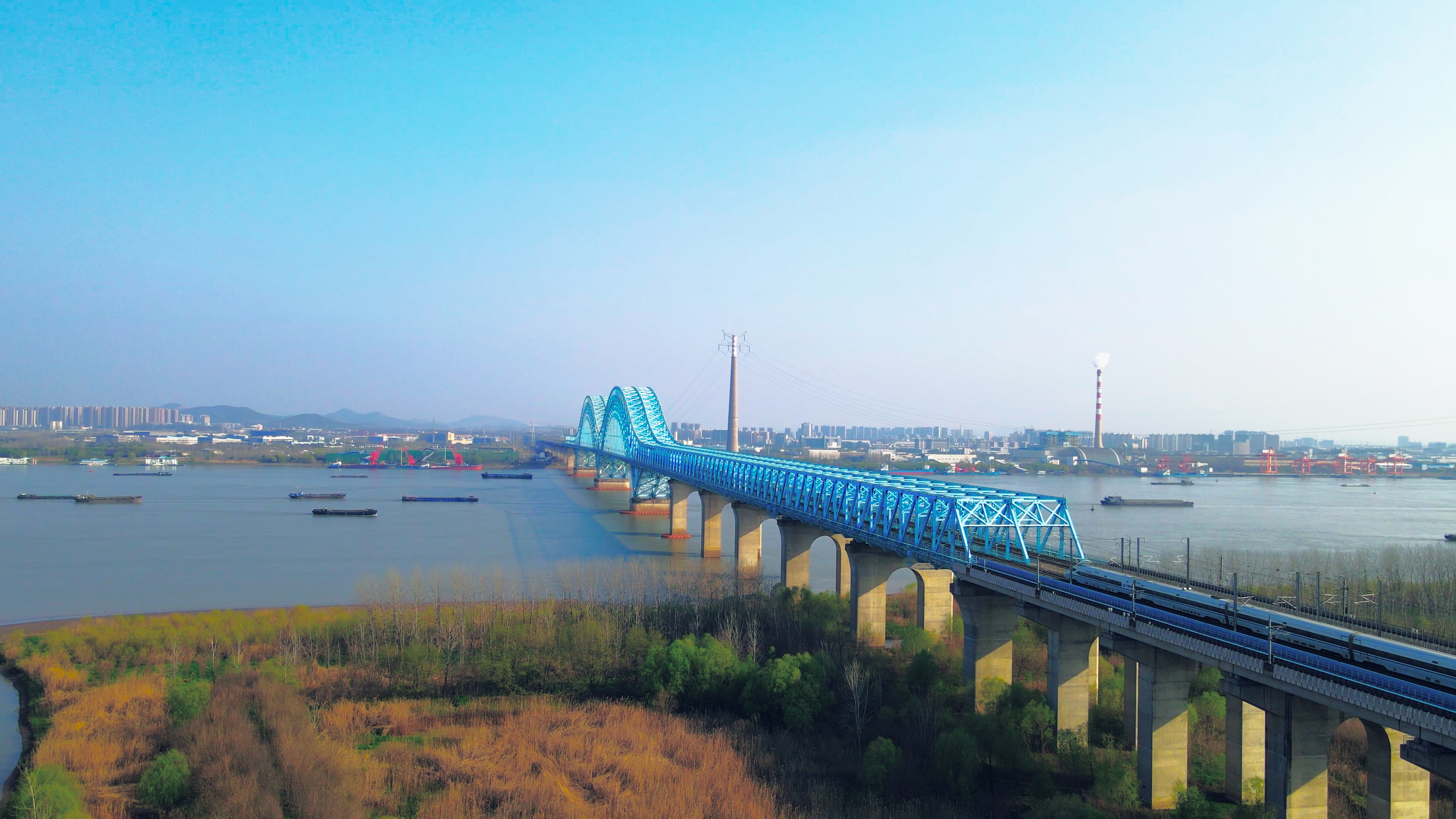 4K航拍南京大胜关铁路大桥视频的预览图