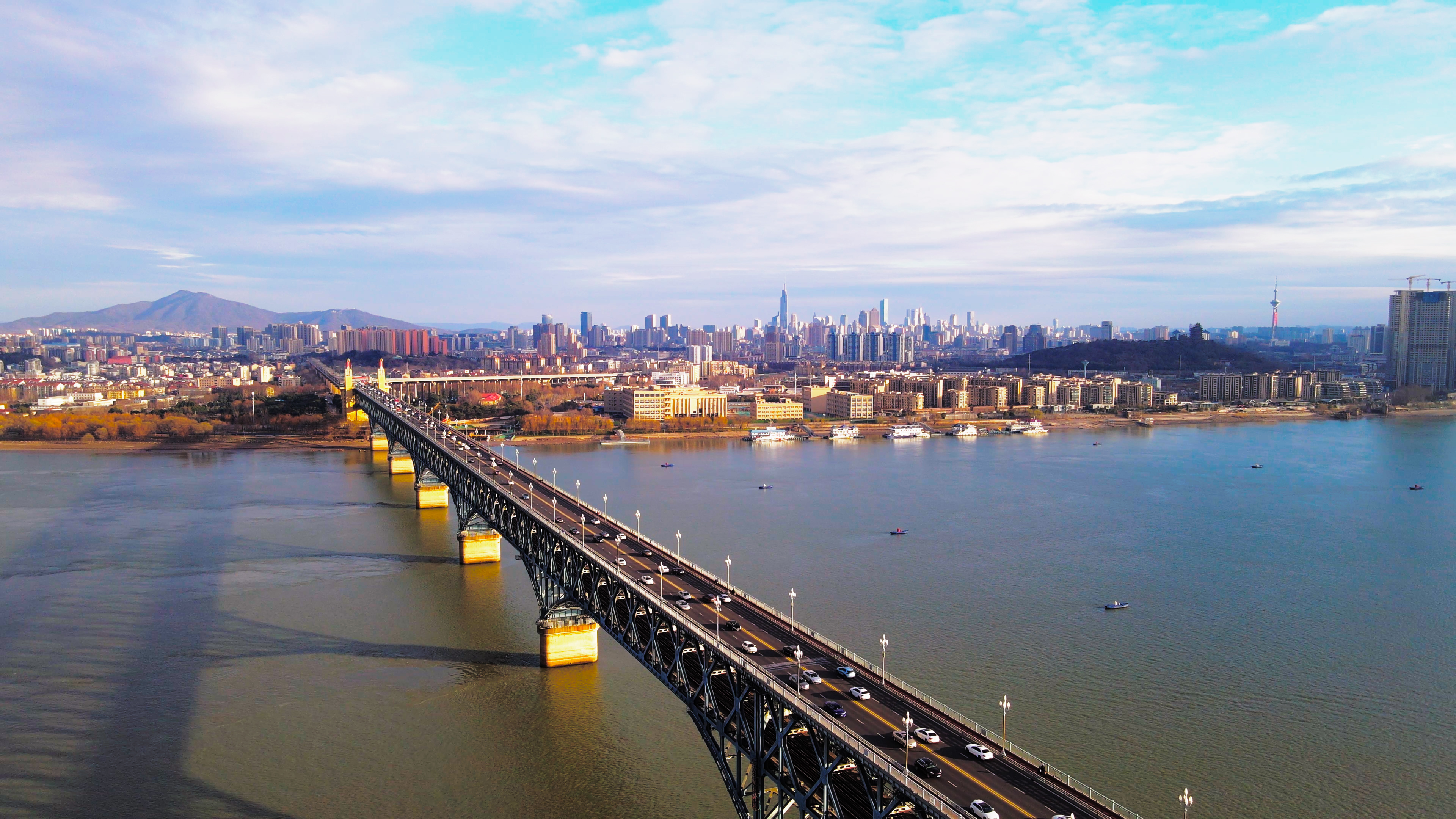 4K航拍南京市长江大桥旅游宣传车流视频视频的预览图
