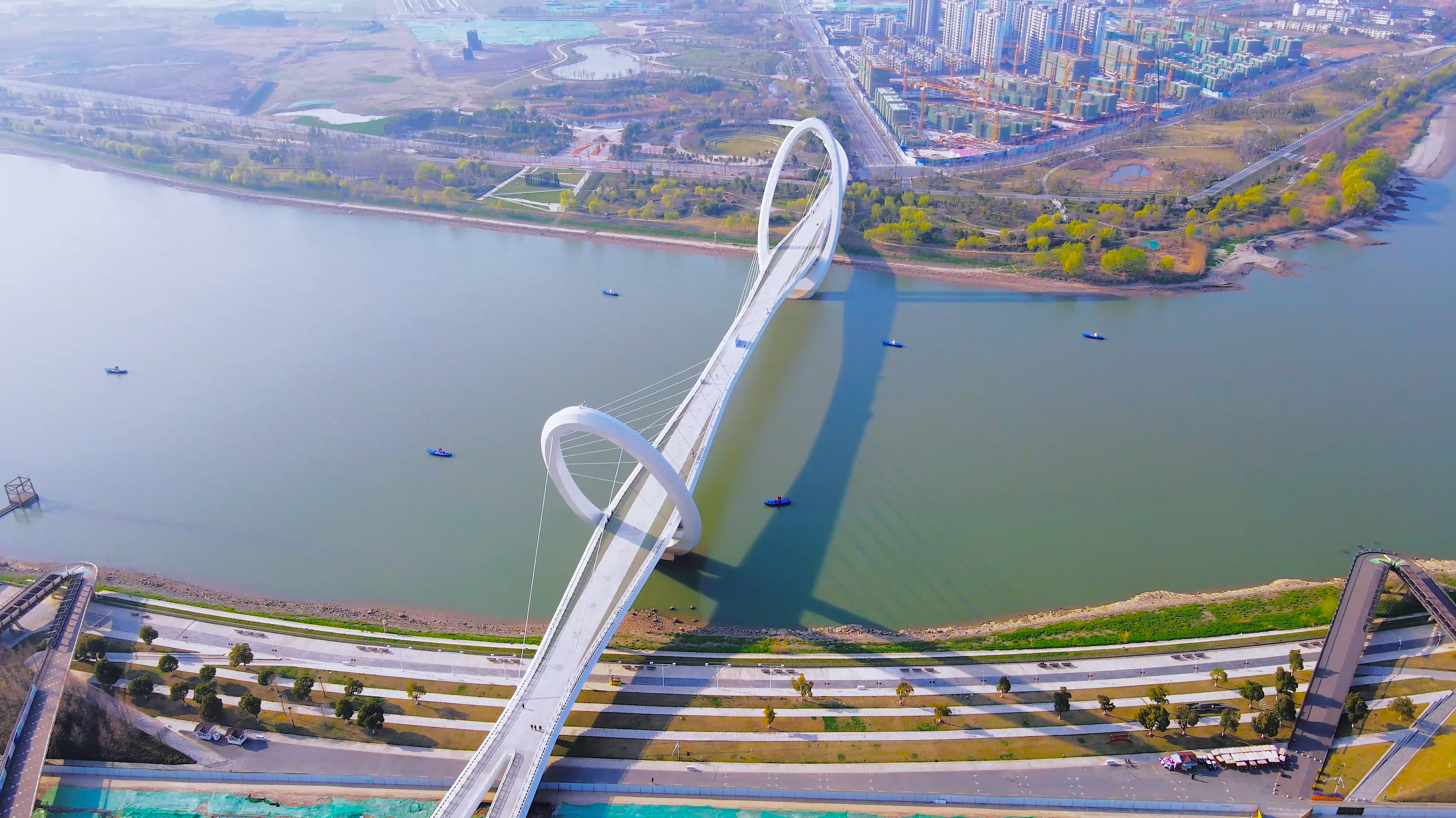 4K航拍南京眼步行桥南京地标建筑视频的预览图