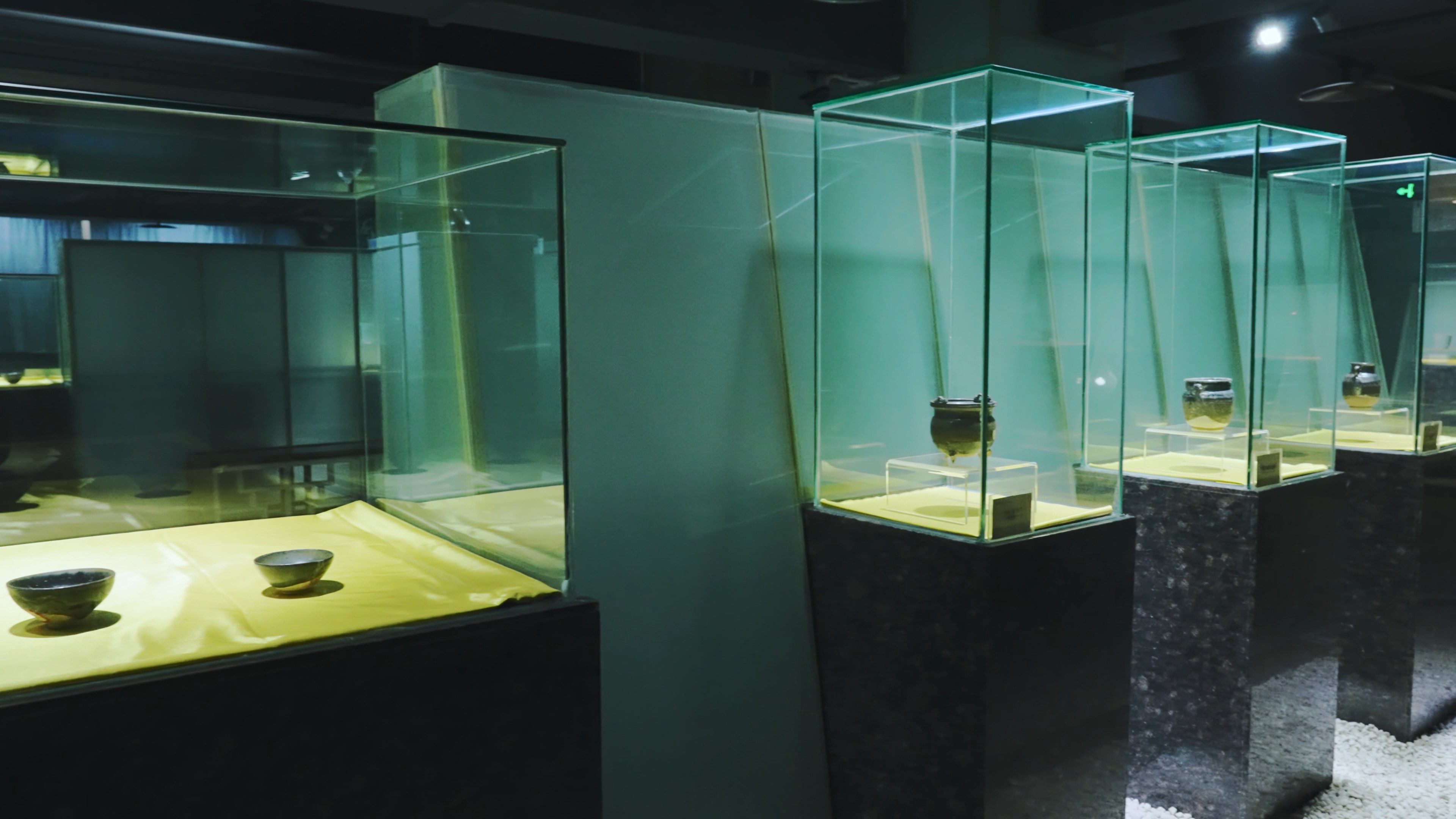 4k博物馆历史文化瓷器文物陈列实拍视频的预览图