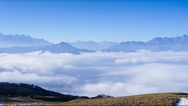 4k四川高原雪山云海云层翻滚山峰飘渺风景延时摄影视频的预览图