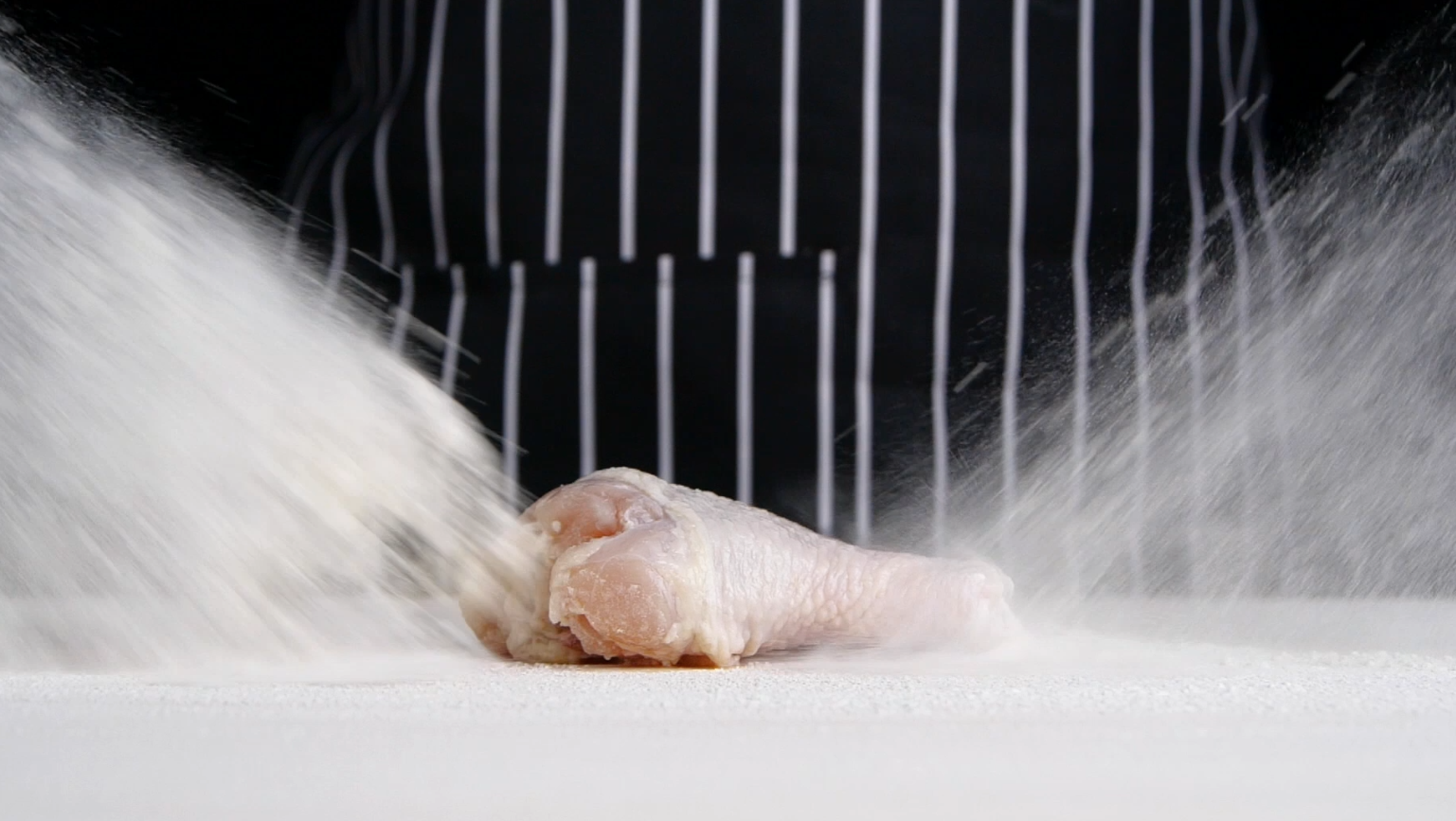 1080升格厨师给炸鸡裹面粉素材鸡腿生鲜食品宣传视频视频的预览图