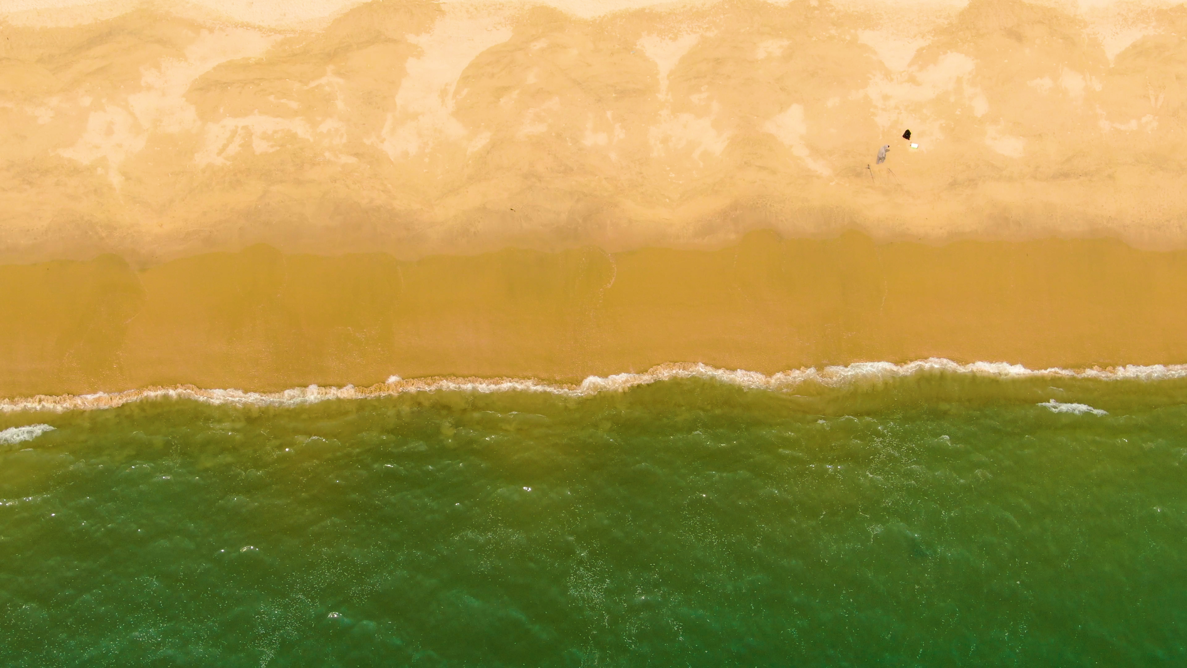 4K俯拍海滩海面浪花海浪视频视频的预览图