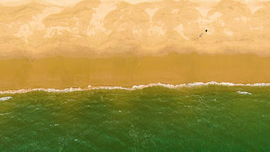 4K俯拍海滩海面浪花海浪视频视频的预览图