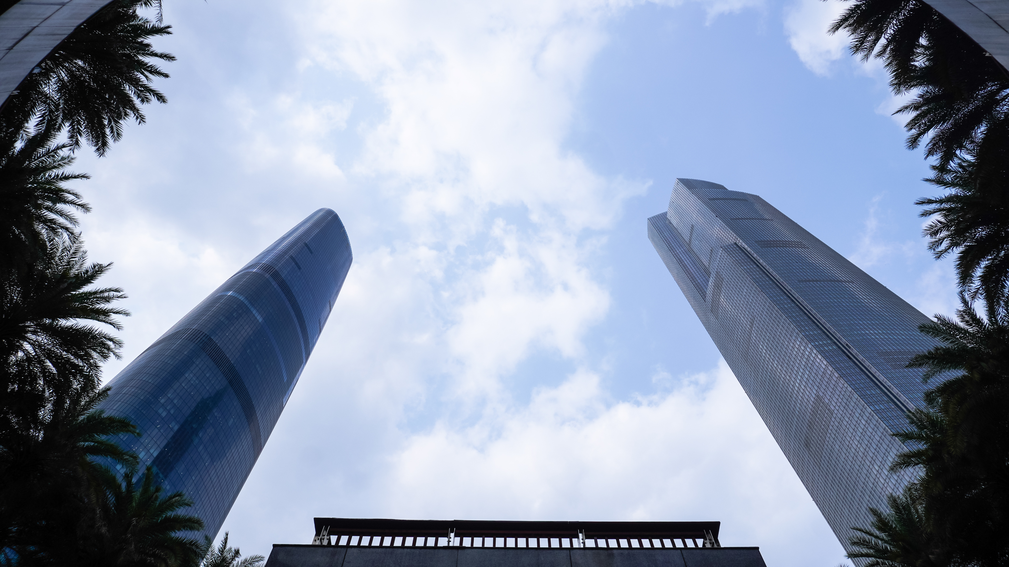 4k广州CBD东塔和西塔商务金融大厦延时摄影视频的预览图