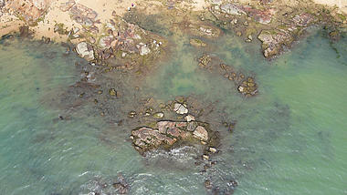 4K俯拍海边礁石海浪视频的预览图