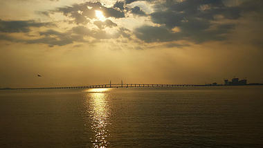 4K实拍清晨跨海大桥霞光照射湖面意境视频视频的预览图