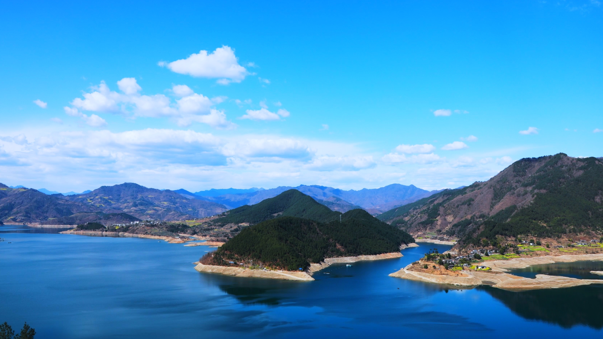 4k延时乡村湖泊风景自然景色航拍视频视频的预览图