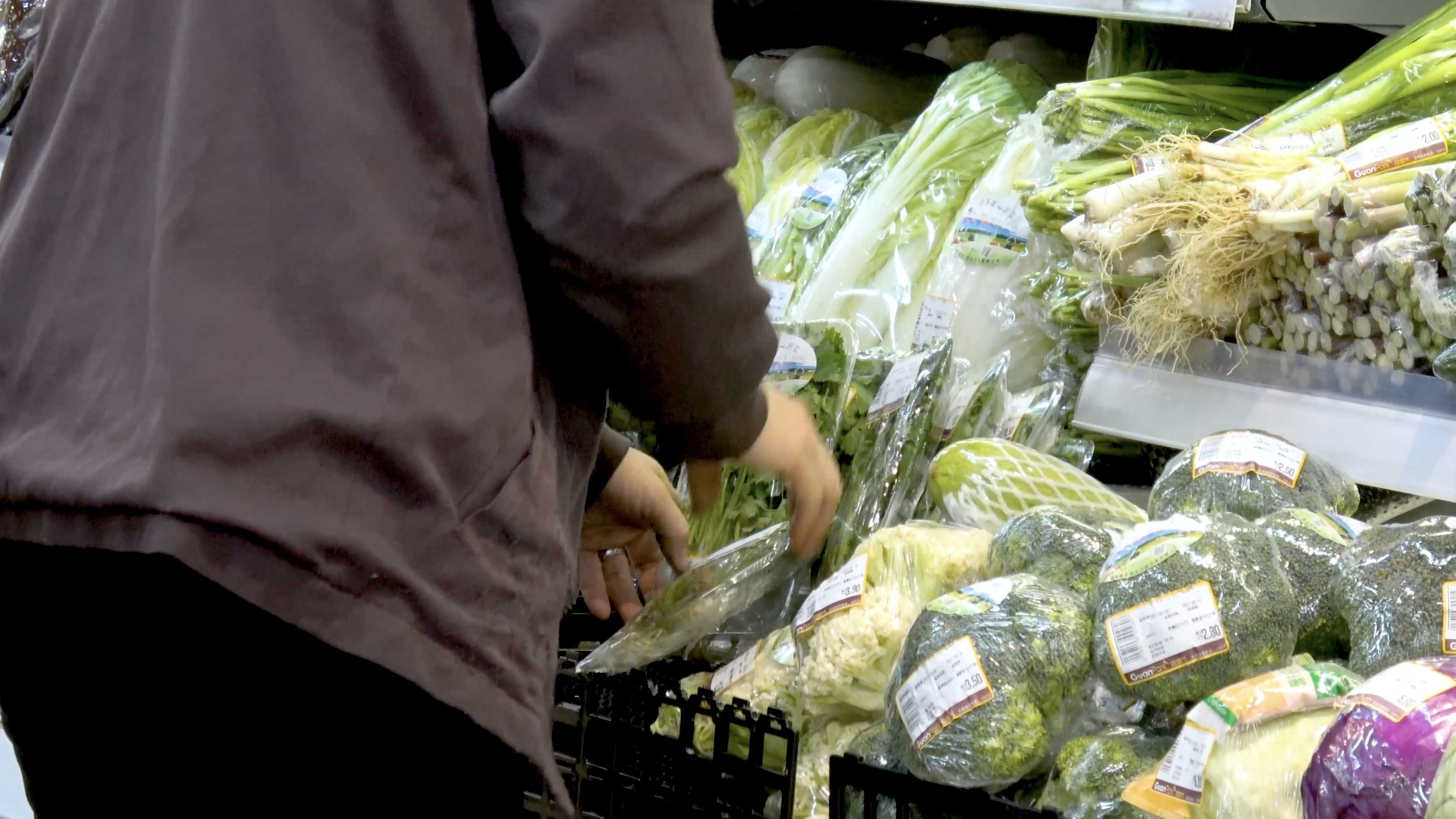 4k实拍超市工作人员整理蔬菜货架商品民生新闻素材视频的预览图