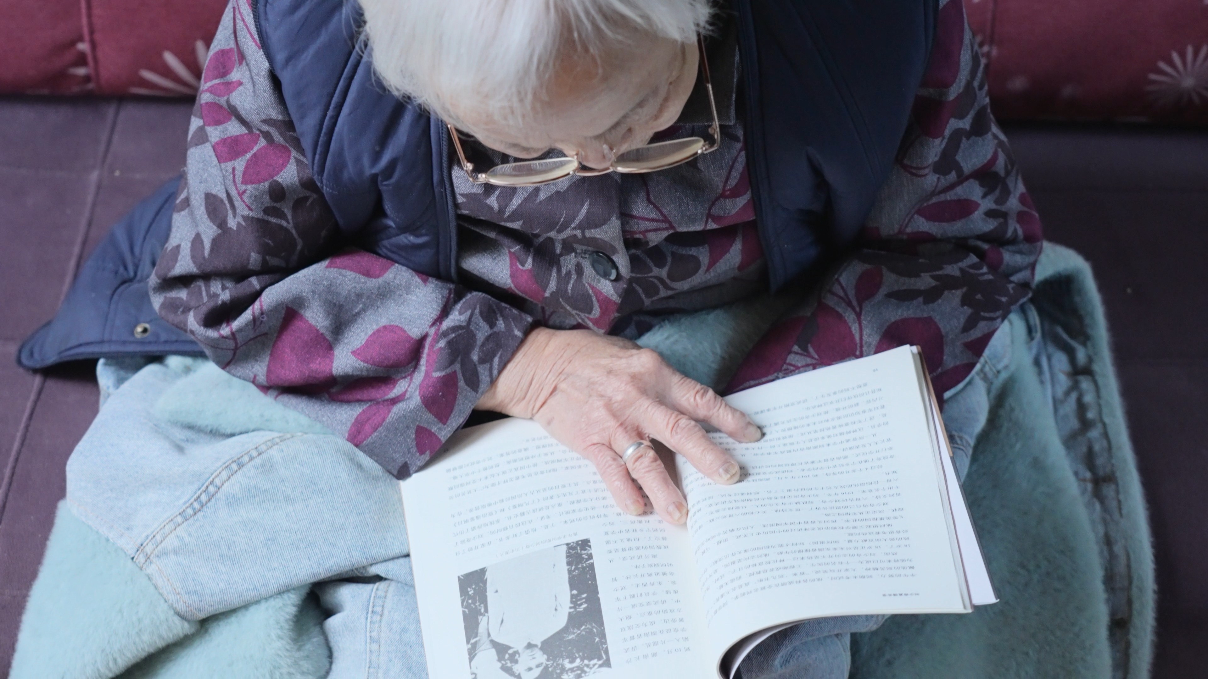 4k老年生活老人老太太戴老花镜阅读看书实拍视频视频的预览图