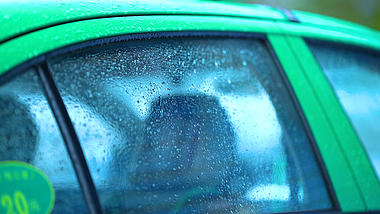 1080P实拍下雨天出租车车窗滑落的欲滴意境视频视频的预览图