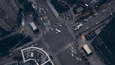 4K武汉城市十字路口交通大气航拍实拍视频视频的预览图