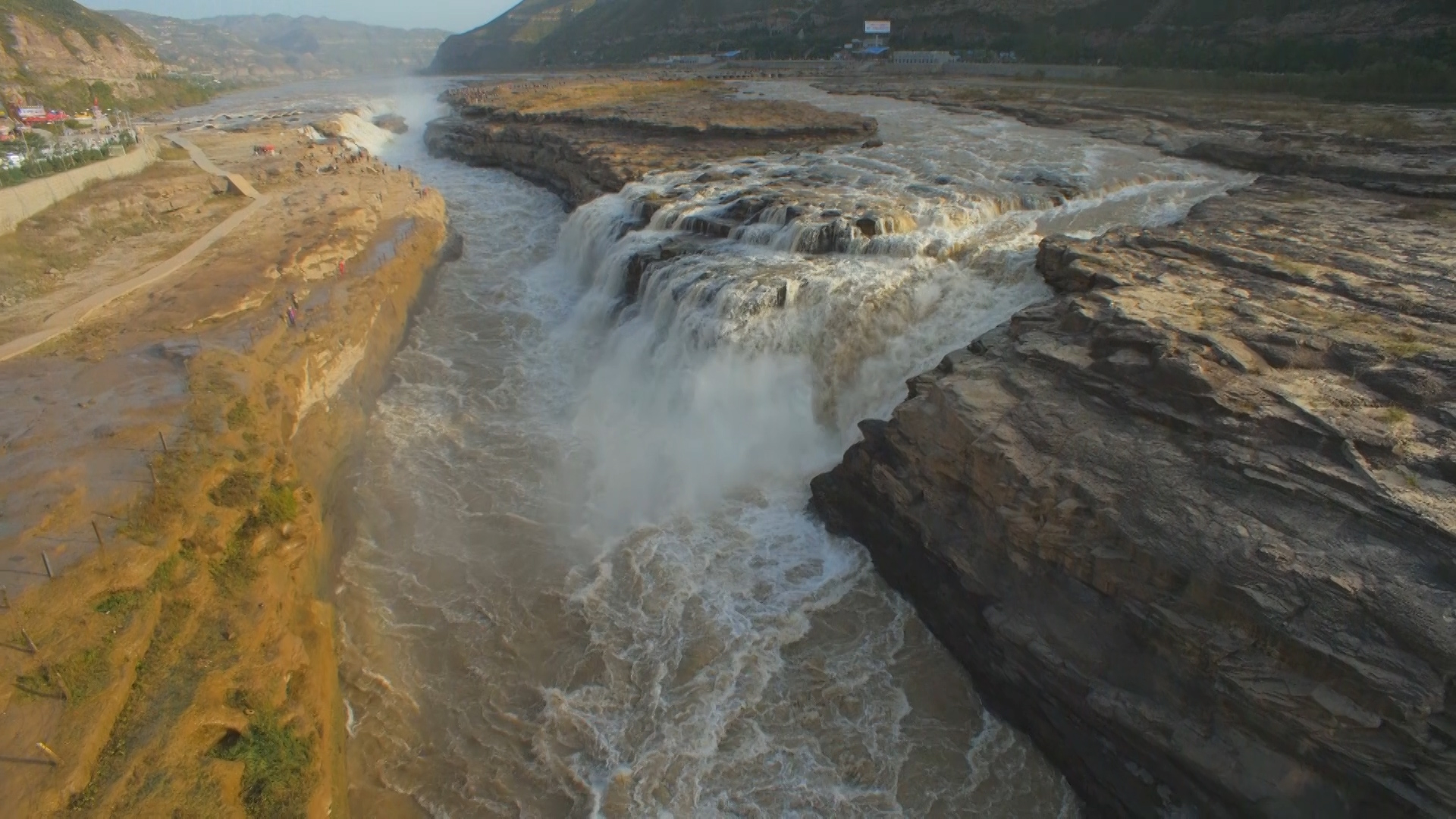 1080壮观黄河母亲河壶口瀑布航拍视频的预览图