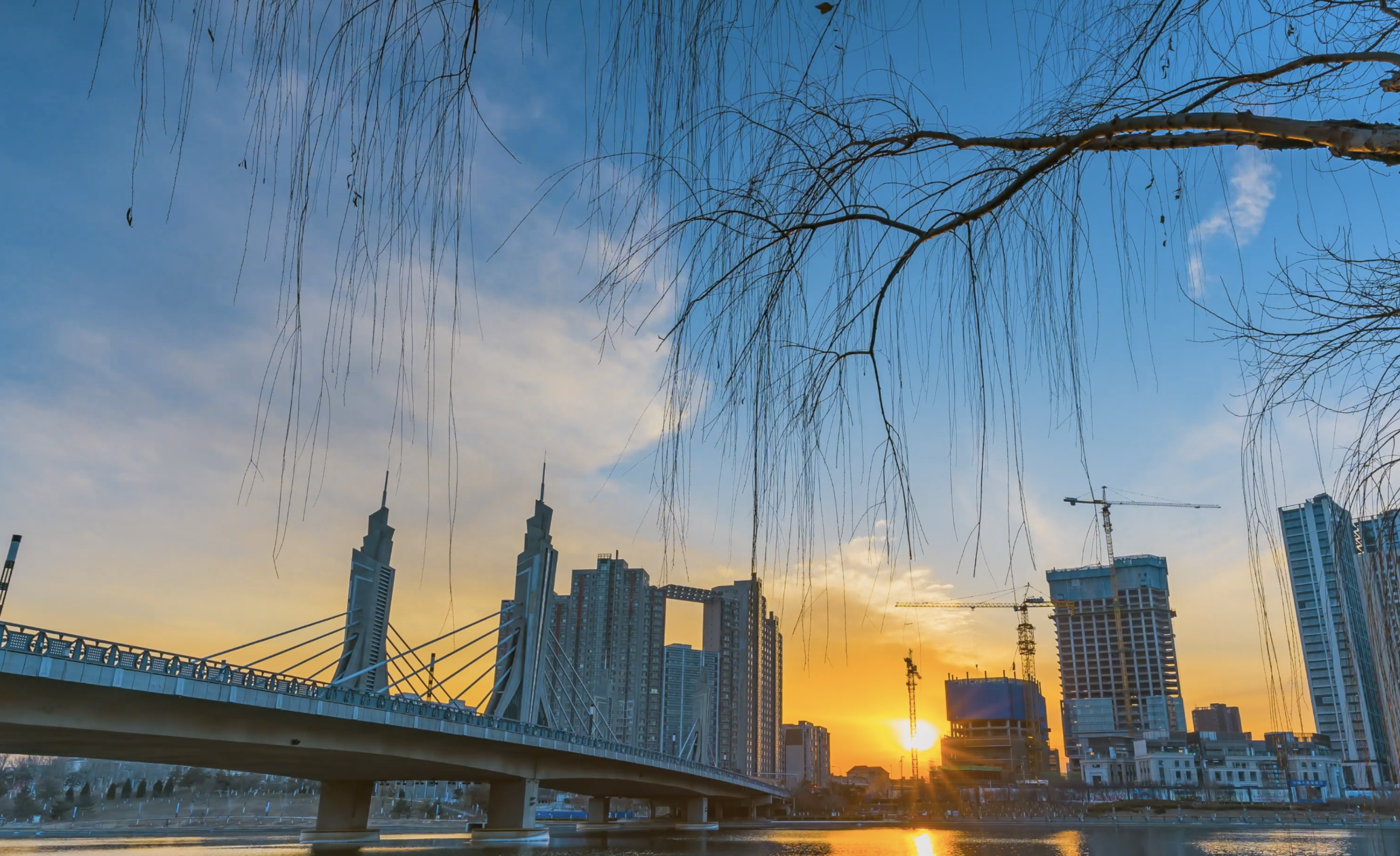4k北京通州玉带河桥日落晚霞霞光延时实拍城市视频的预览图