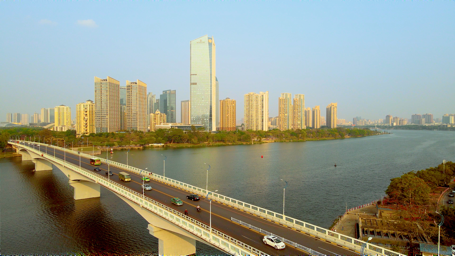 4K航拍黄昏广东惠州大桥地标建筑视频视频的预览图