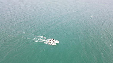 4K航拍蔚蓝色大海海上行驶的游船游艇视频视频的预览图
