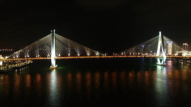 4K夜晚海南海口世纪大桥旅游地标夜景航拍视频的预览图