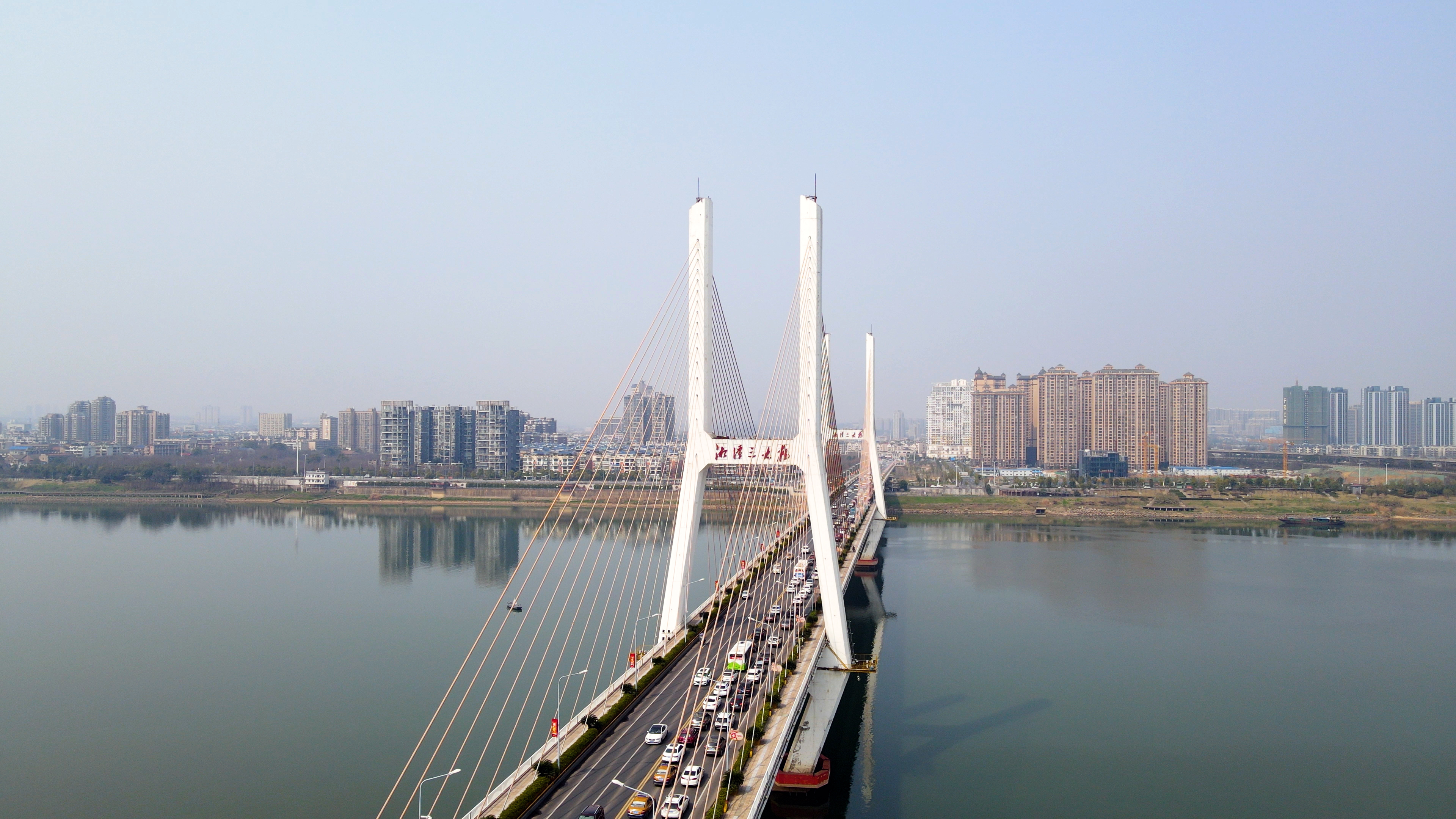 4K航拍湖南湘潭三桥交通视频视频的预览图