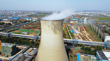 4K航拍化工厂大烟囱污染排放工业污染新闻素材视频视频的预览图
