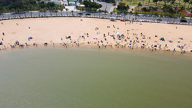 4k航拍深圳海边沙滩游玩人群视频的预览图