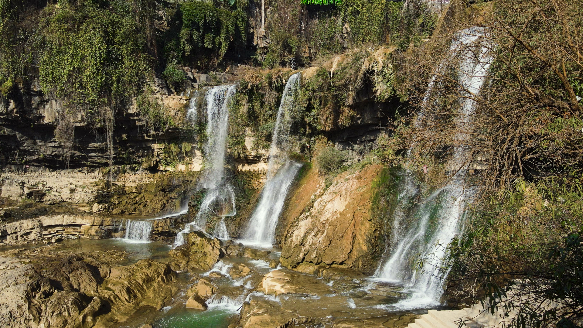 4K实拍湖南西州芙蓉镇悬崖瀑布风景视频视频的预览图