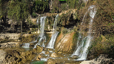 4K实拍湖南西州芙蓉镇悬崖瀑布风景视频视频的预览图