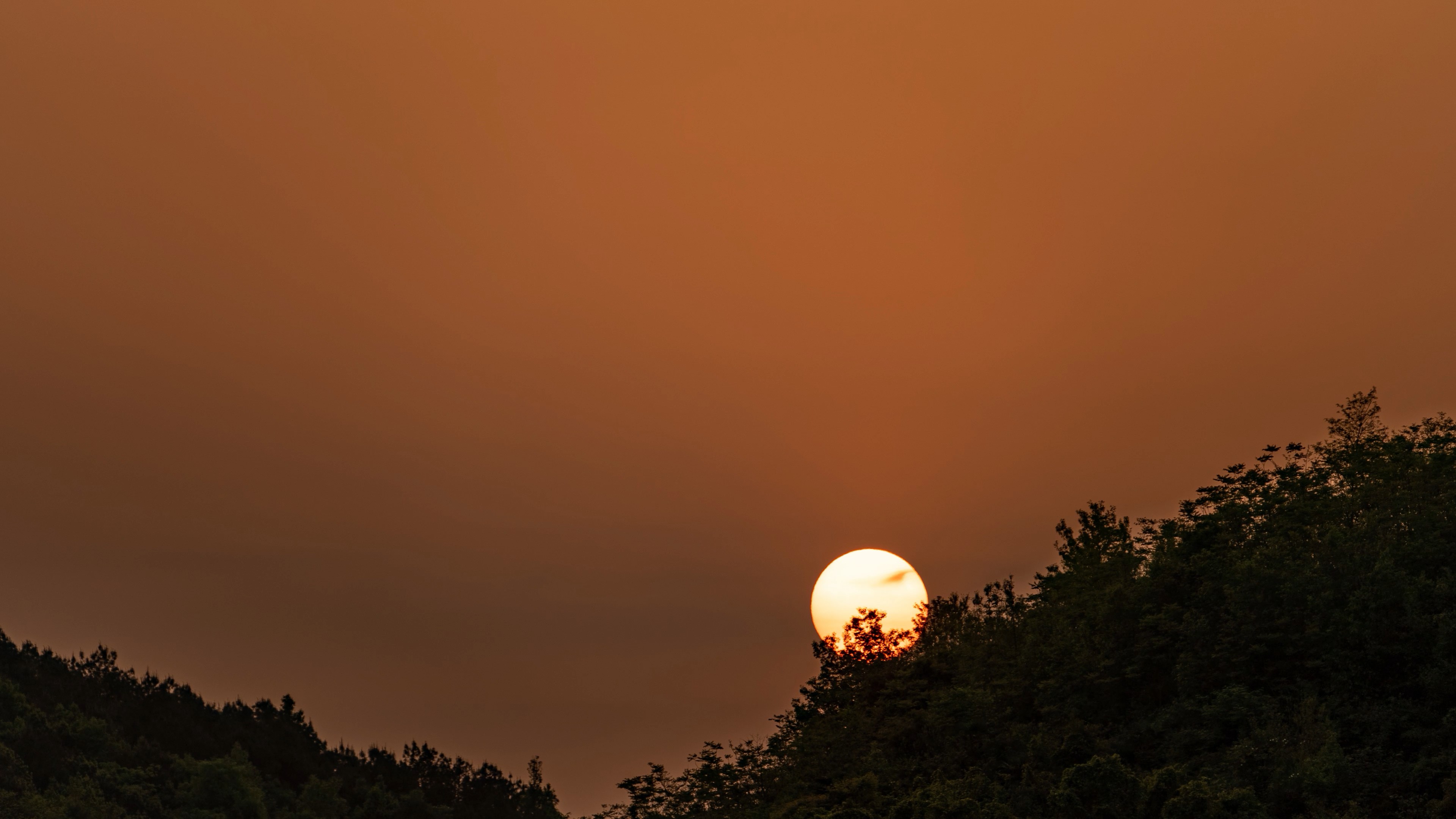 4k夕阳日落太阳下山被山体遮挡延时风景空镜视频的预览图
