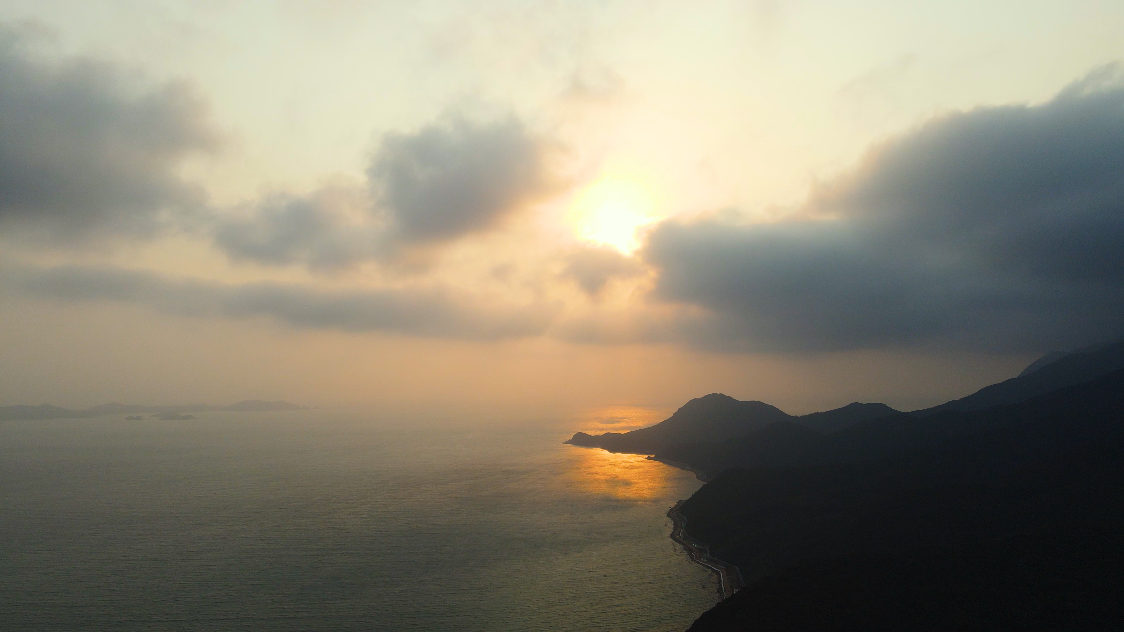 4K航拍清晨海边日出彩霞唯美霞光穿过云层视频视频的预览图