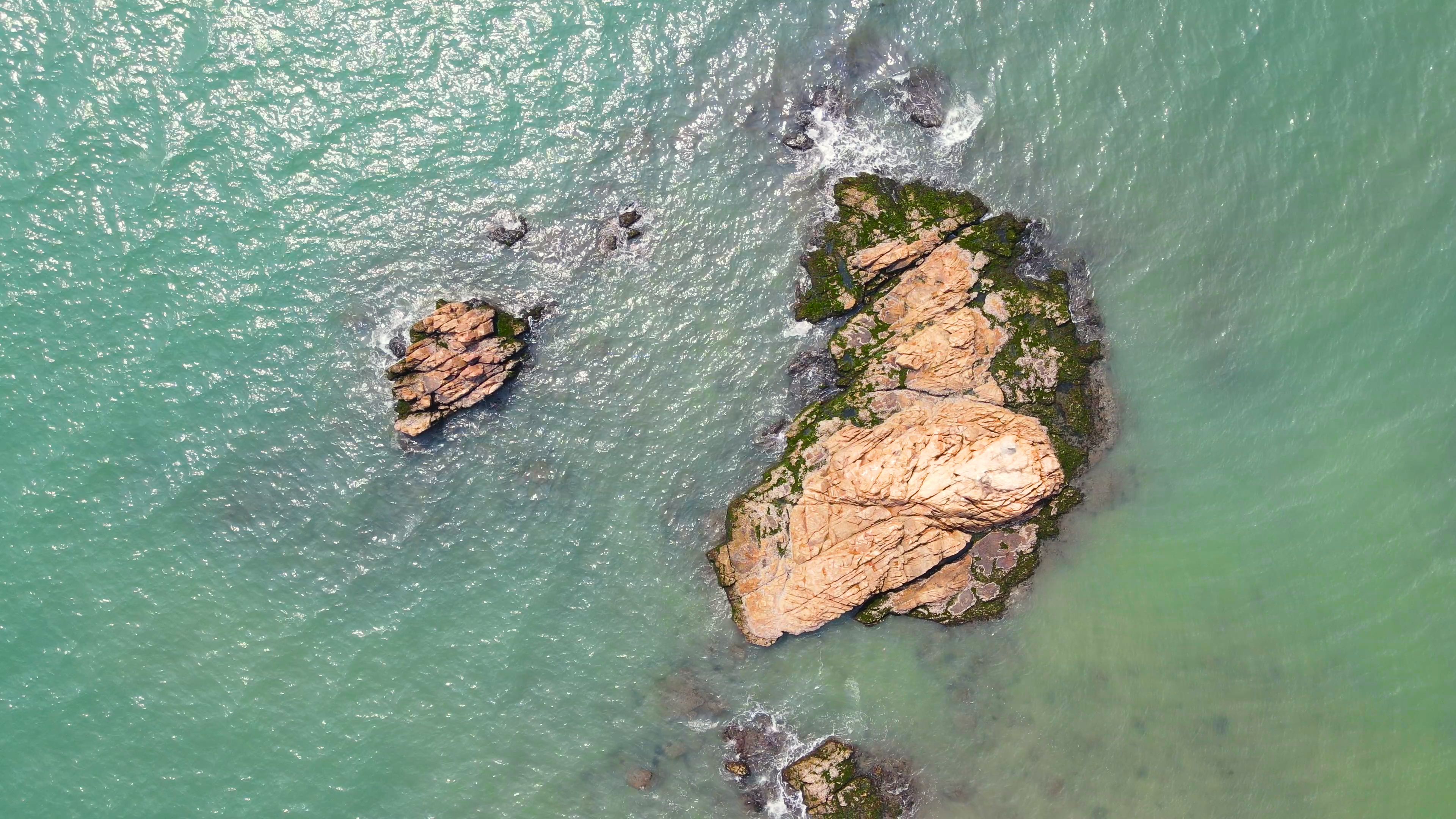 4K俯拍海面月亮岛海水视频视频的预览图