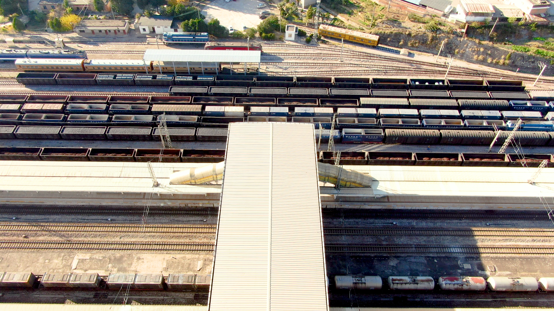4K航拍货运火车停靠火车站工业物流运输视频视频的预览图