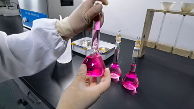 1080P实验室摇晃试剂瓶化学反应视频的预览图
