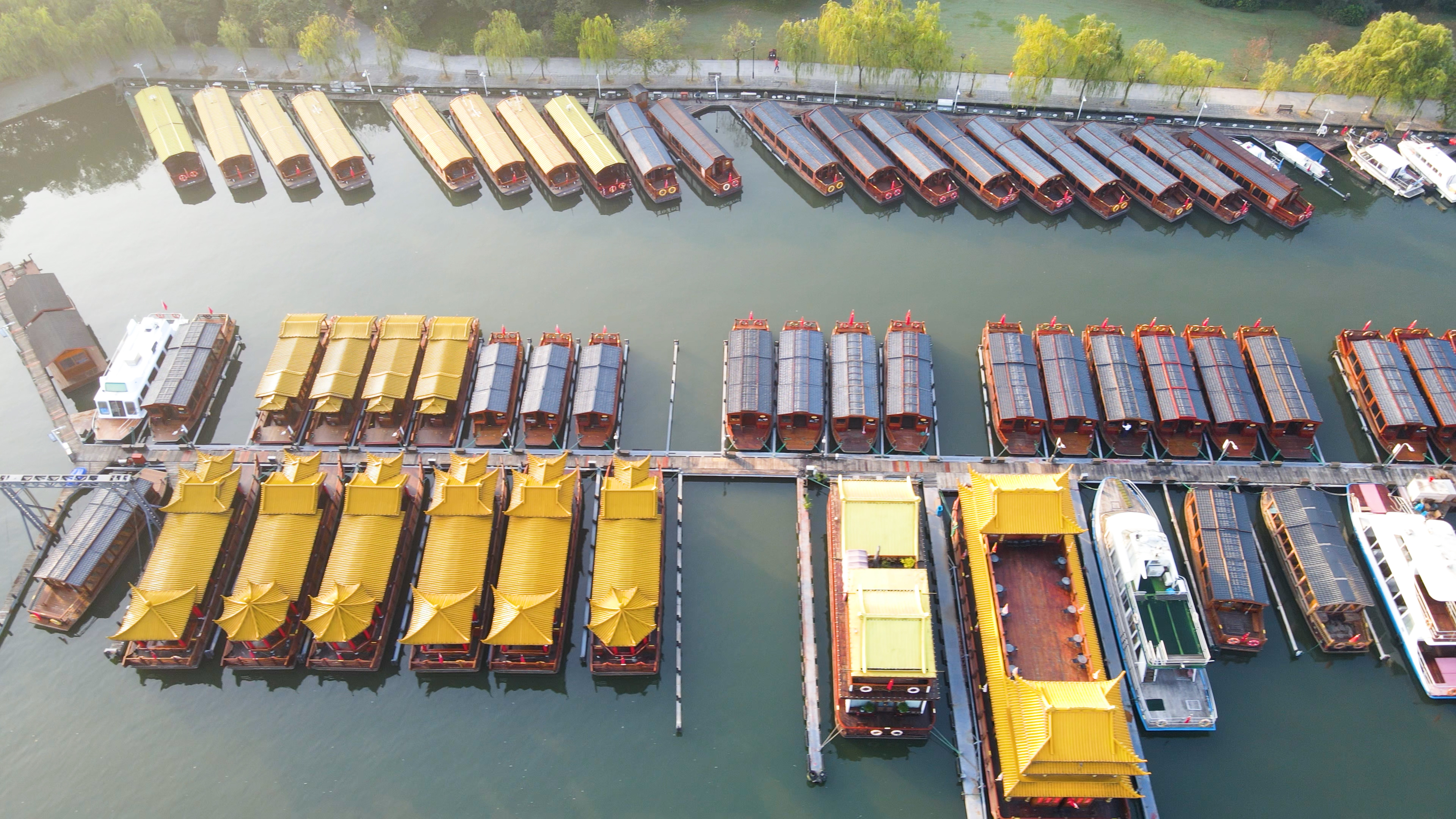 4K航拍杭州西湖码头停靠的游船视频视频的预览图