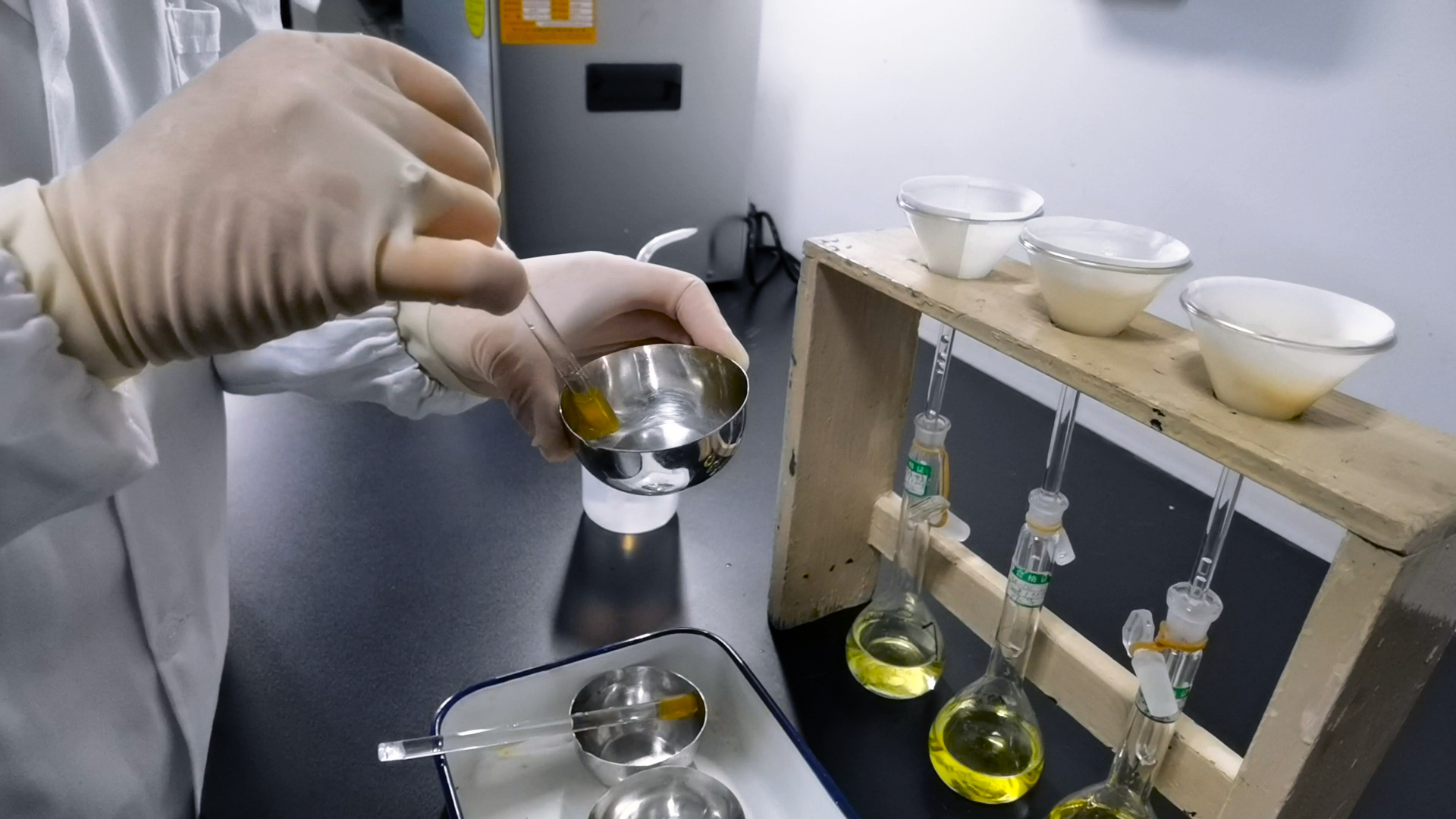 1080P化学实验搅拌试剂视频的预览图