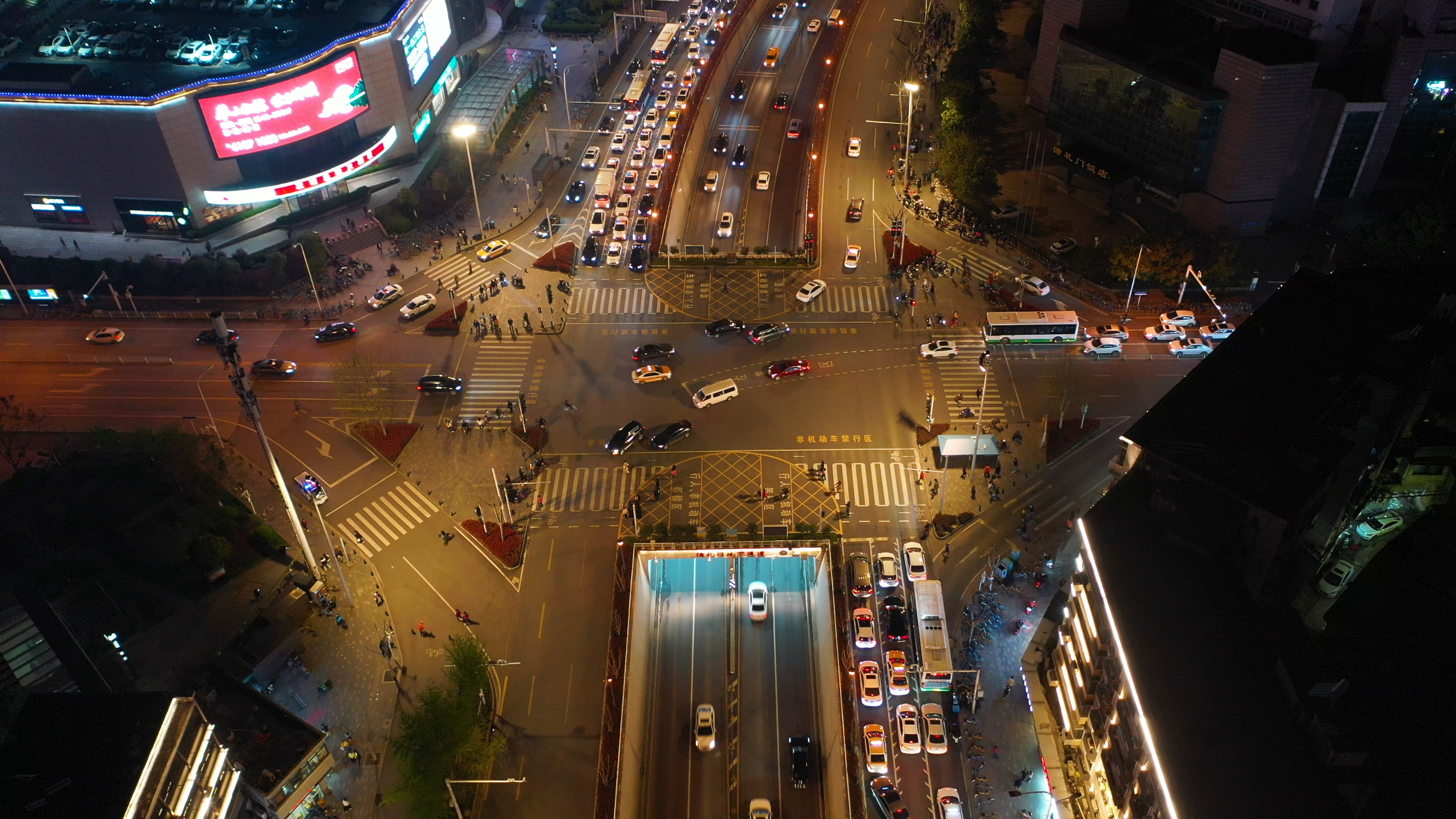 4K武汉城市夜晚十字路口交通航拍实拍视频视频的预览图