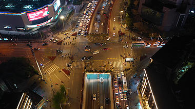 4K武汉城市夜晚十字路口交通航拍实拍视频视频的预览图