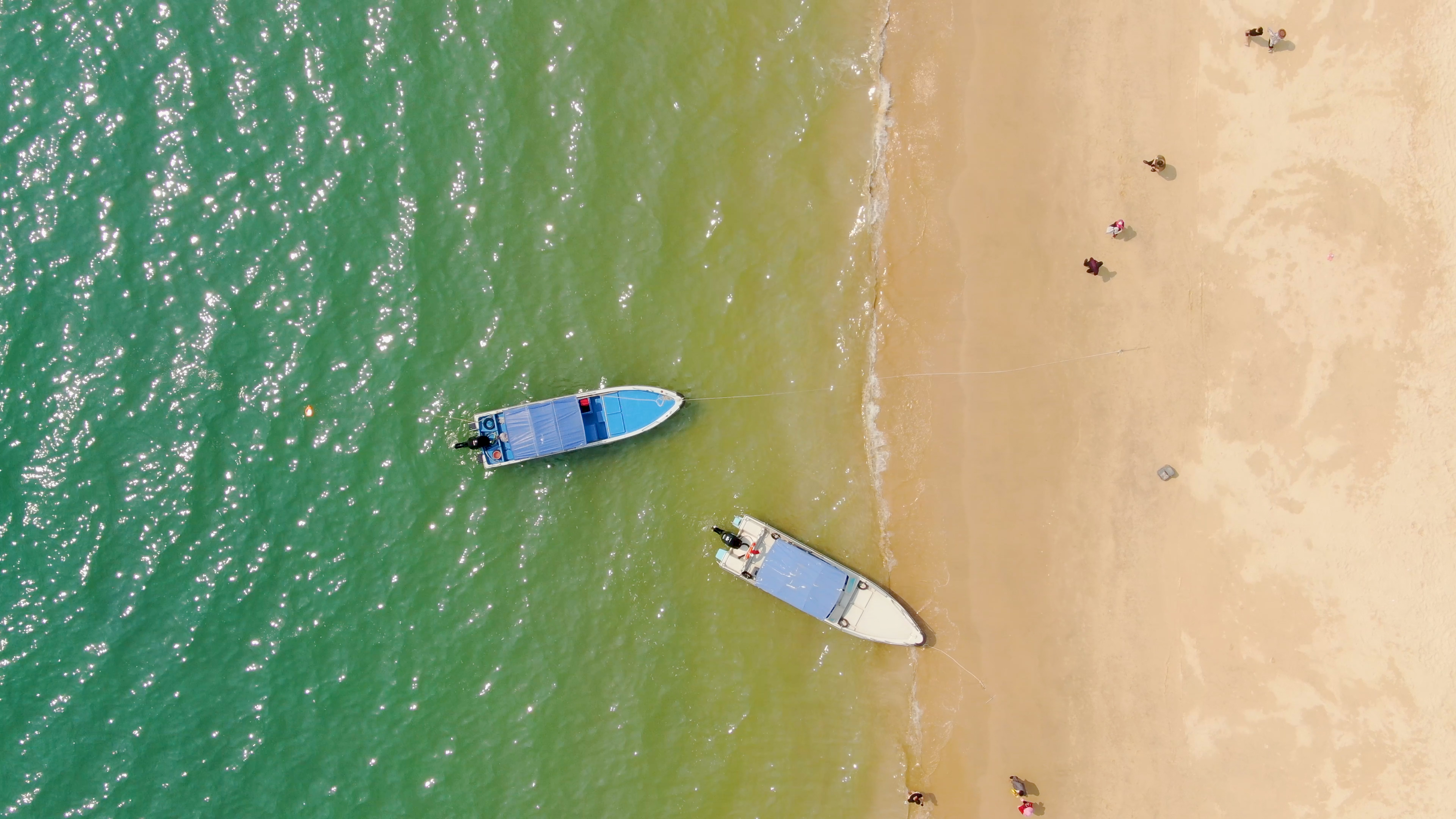 4K俯拍夏日夏天大海海面沙滩游艇视频的预览图