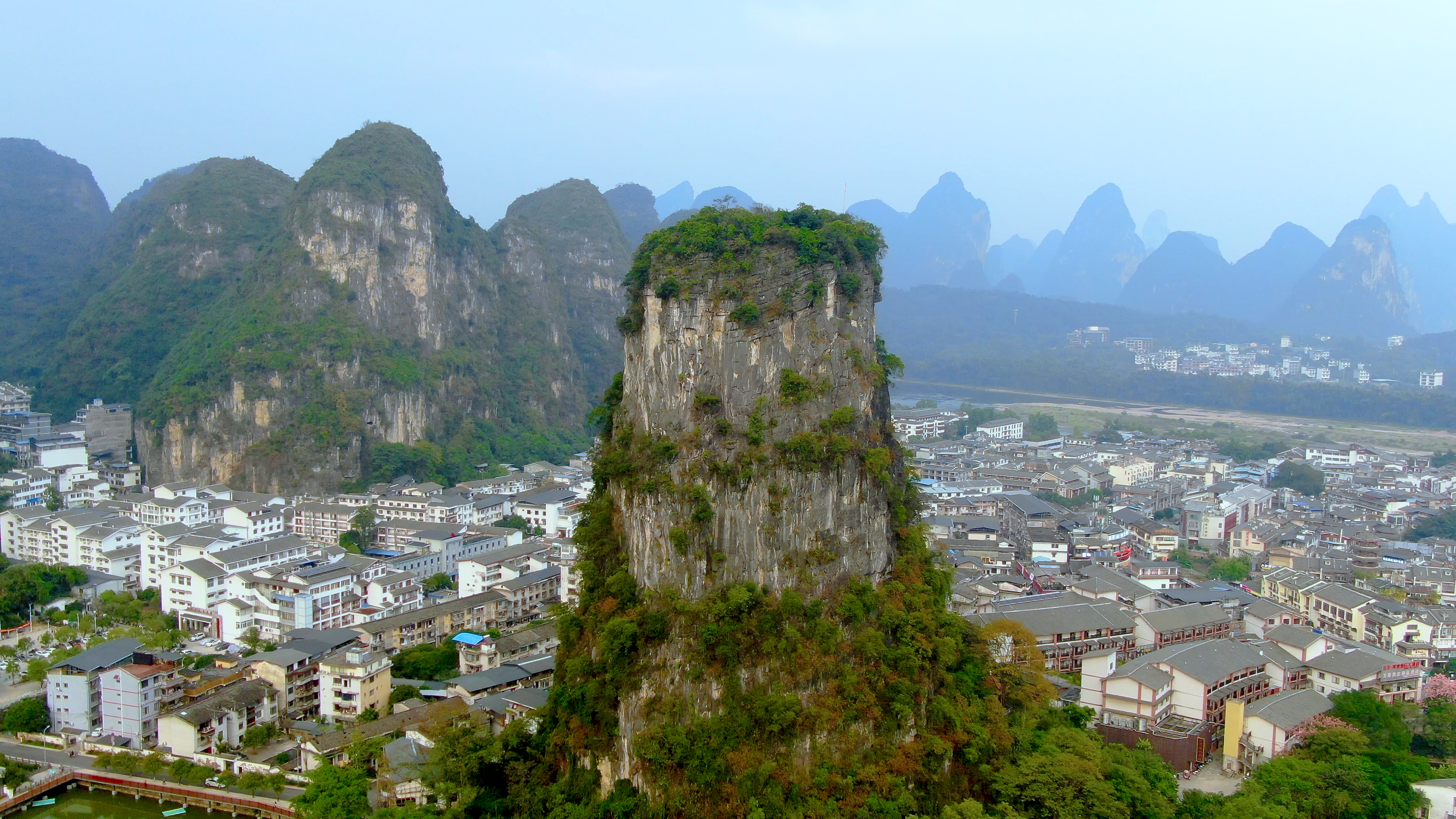 4K航拍广西桂林独秀峰景点视频视频的预览图