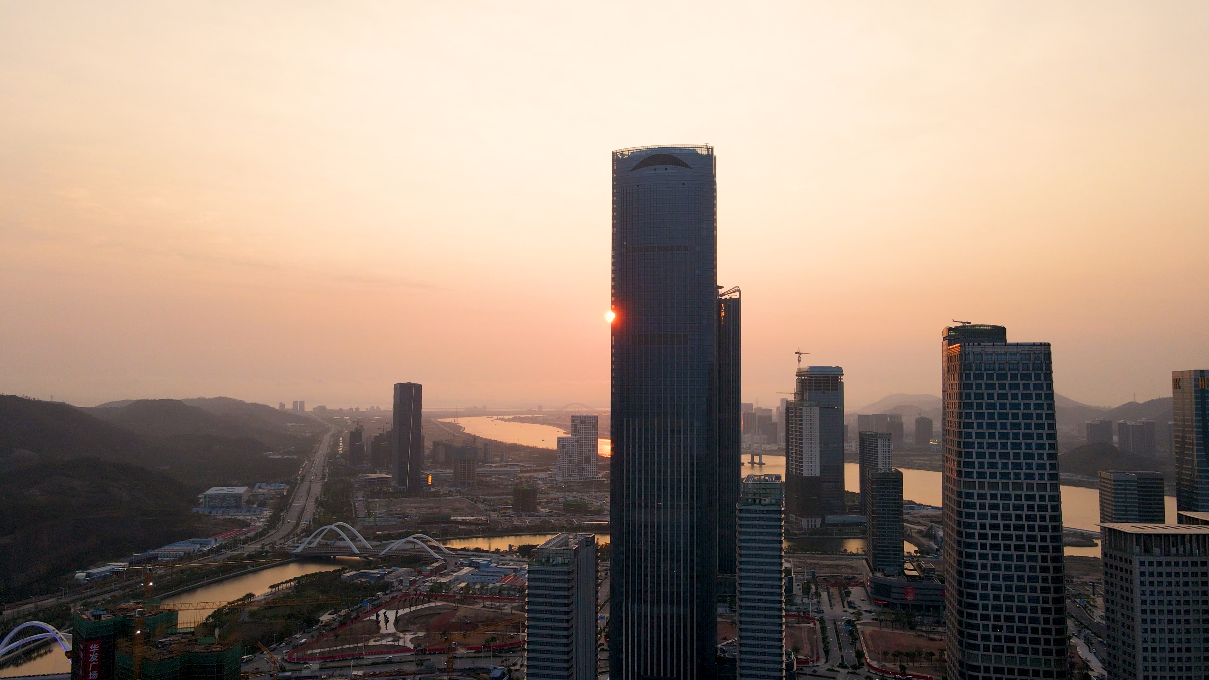 4k航拍日落晚霞城市高楼商务大楼视频实拍视频的预览图