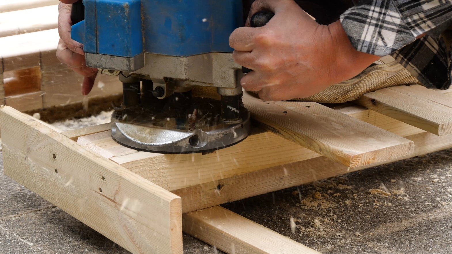 4K木工木匠打磨木头手艺人做家具工业宣传视频视频的预览图